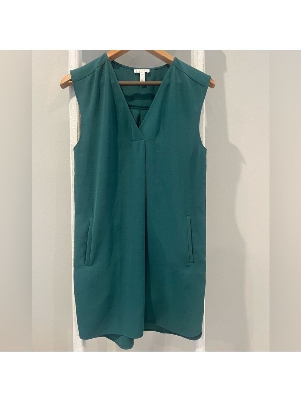 LEITH green sleeveless Vneck sheath dress with pockets xs